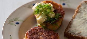 Fiskefrikadelle - kold persillesauce - gulerod/asparges 